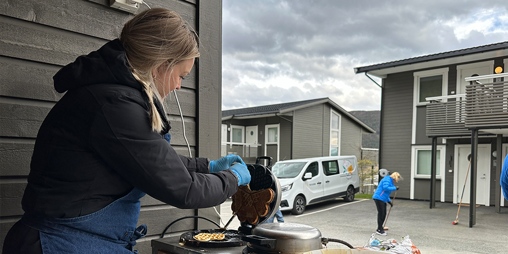 Kristine på vaffelsteking under dugnaden til Fremmerholåsen 4.